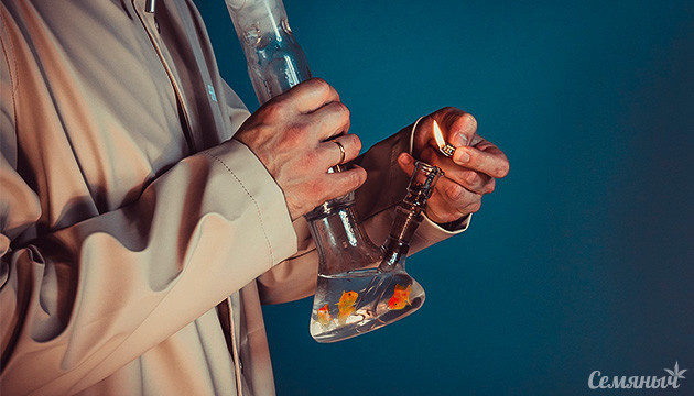 Жидкость с рыбками в бонге